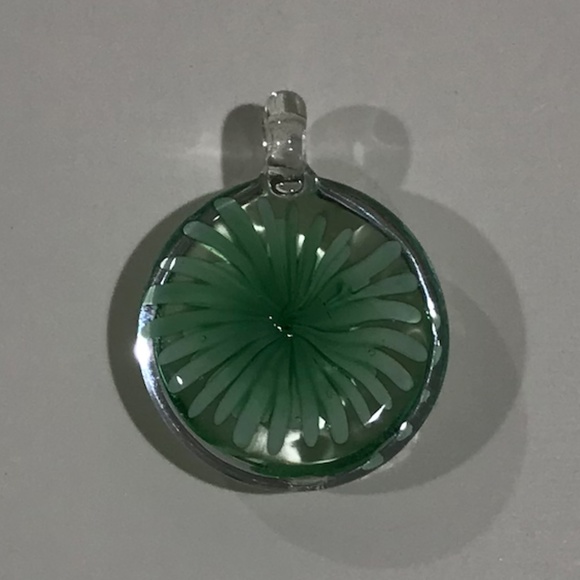 Beautiful Flower Pendant - Picture 2 of 9